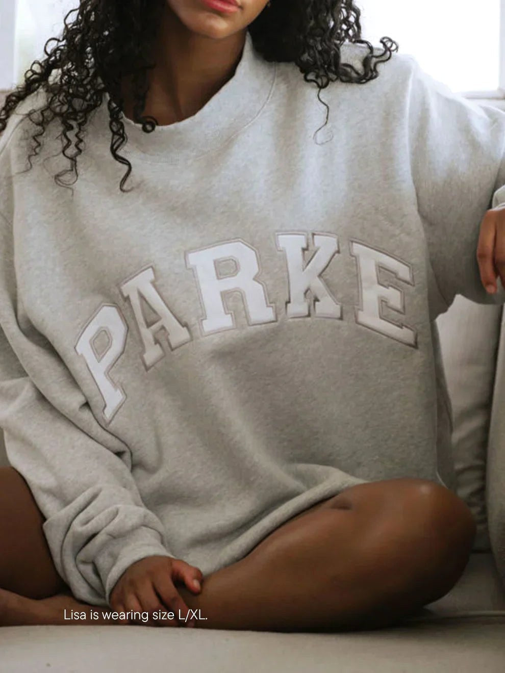 Annabelle | Damska oversize'owa bluza varsity, sweter z naszywką szenilową i okrągłym dekoltem | Rokishi | Granatowy z czerwonymi literami