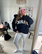 Annabelle | Damska oversize'owa bluza varsity, sweter z naszywką szenilową i okrągłym dekoltem | Rokishi | Delikatny róż z białymi literami