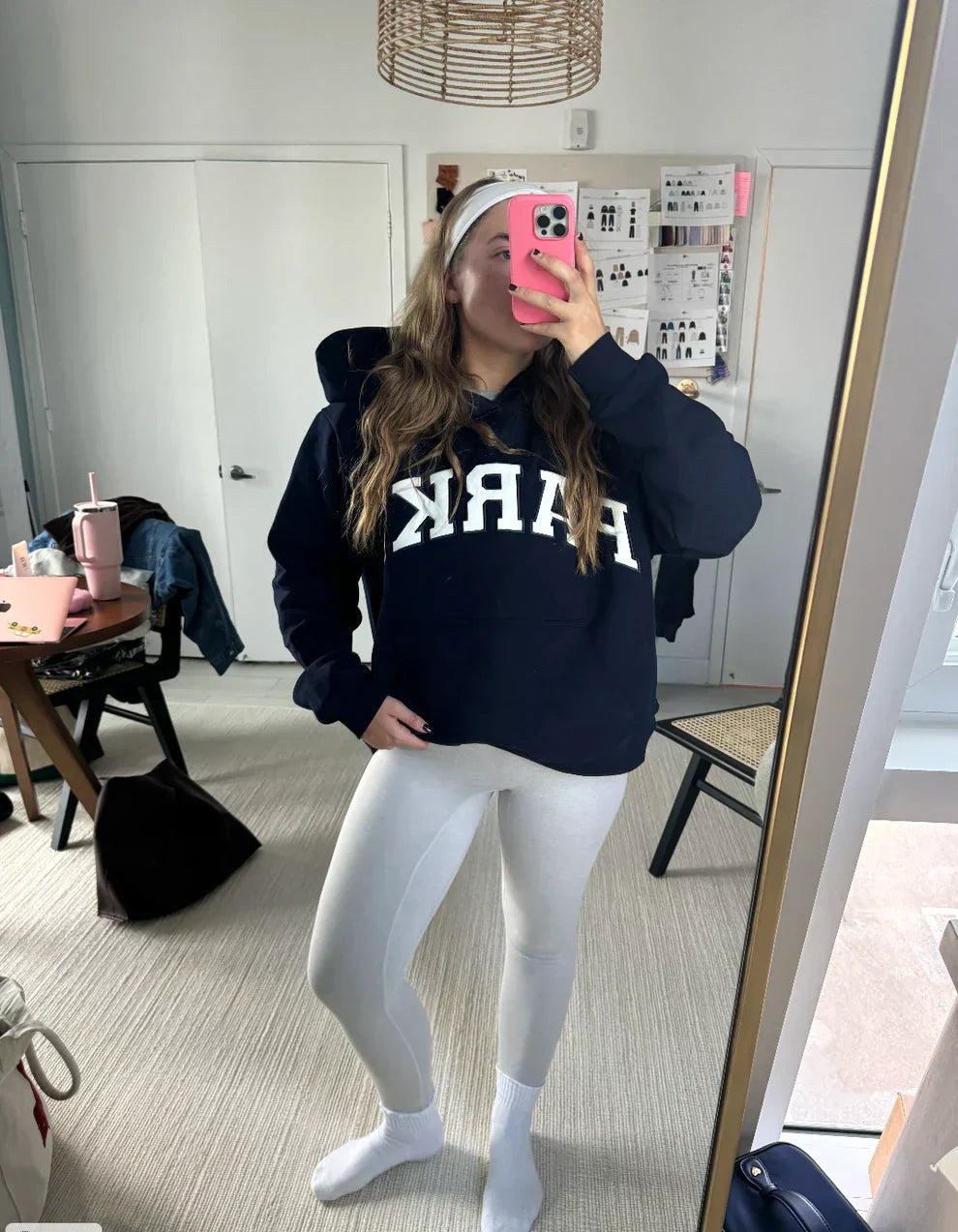 Annabelle | Damska oversize'owa bluza varsity, sweter z naszywką szenilową i okrągłym dekoltem | Rokishi | Delikatny róż z białymi literami