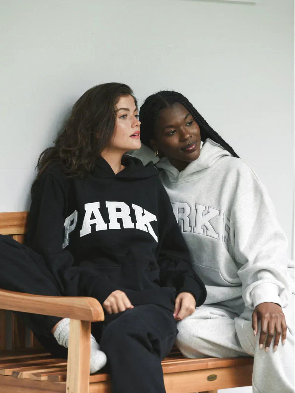 Annabelle | Damska oversize'owa bluza varsity, sweter z naszywką szenilową i okrągłym dekoltem | Rokishi | Delikatny róż z białymi literami