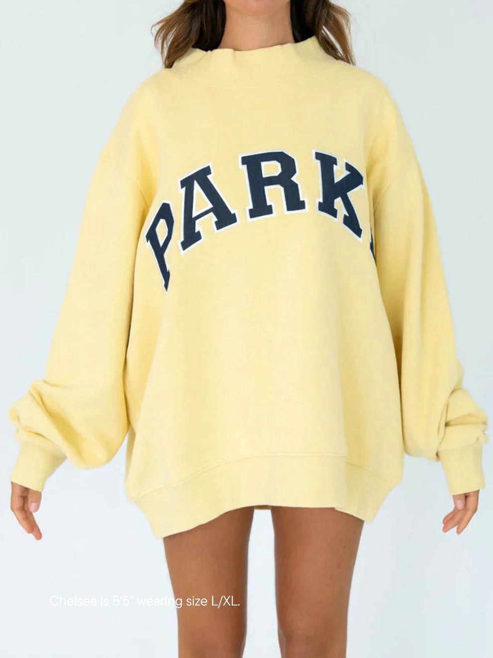 Annabelle | Damska oversize'owa bluza varsity, sweter z naszywką szenilową i okrągłym dekoltem | Rokishi | Biały z szałwiowymi literami