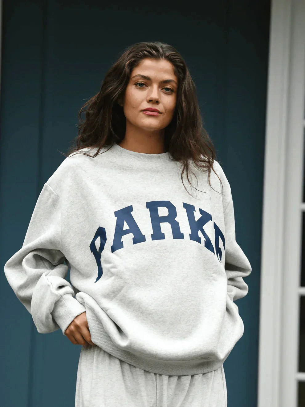 Annabelle | Damska oversize'owa bluza varsity, sweter z naszywką szenilową i okrągłym dekoltem | Rokishi | Różowy z kremowymi literami