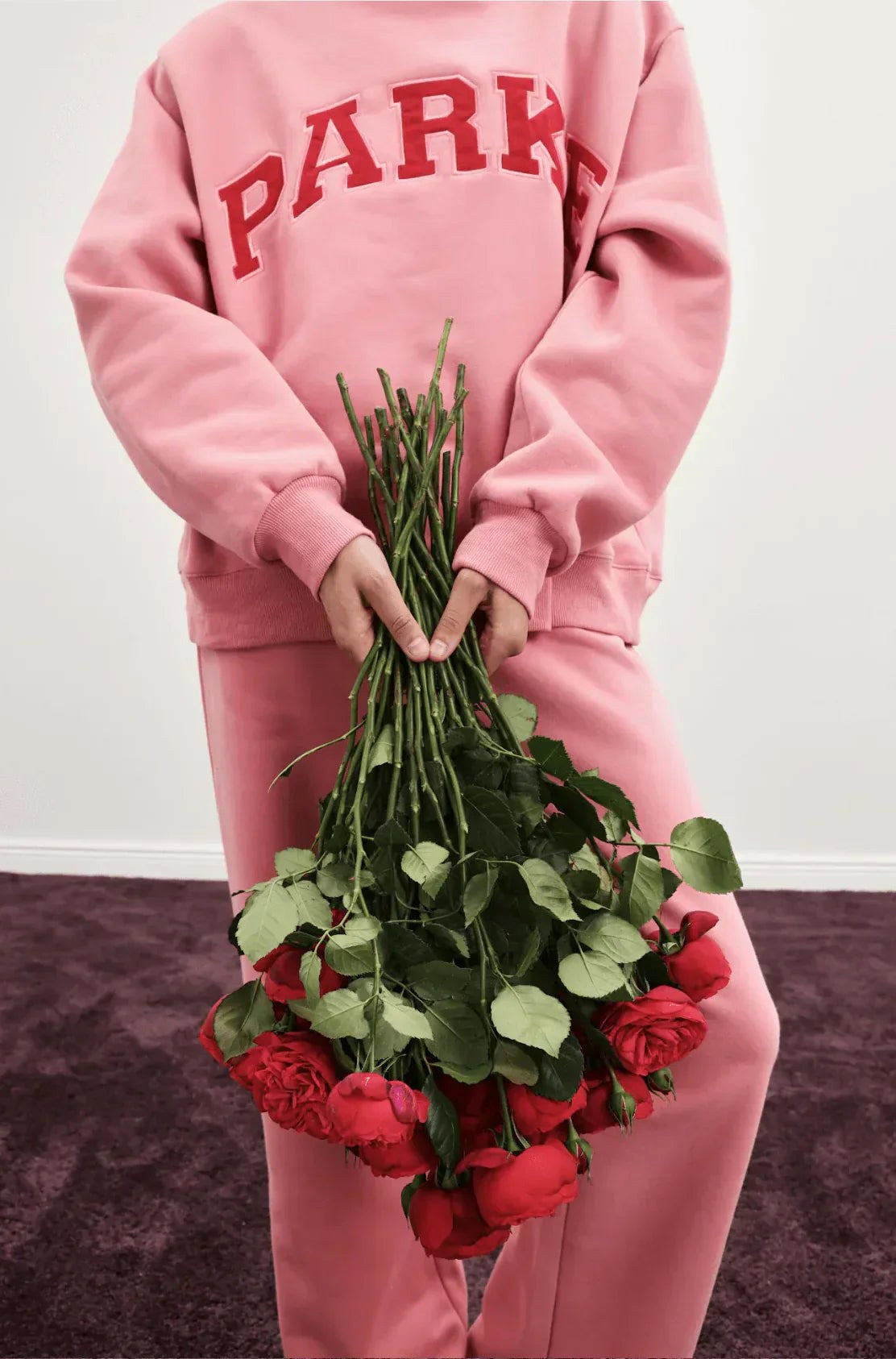 Annabelle | Damska oversize'owa bluza varsity, sweter z naszywką szenilową i okrągłym dekoltem | Rokishi | Różowy z kremowymi literami