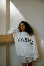 Annabelle | Damska oversize'owa bluza varsity, sweter z naszywką szenilową i okrągłym dekoltem | Rokishi | Granatowy z czerwonymi literami