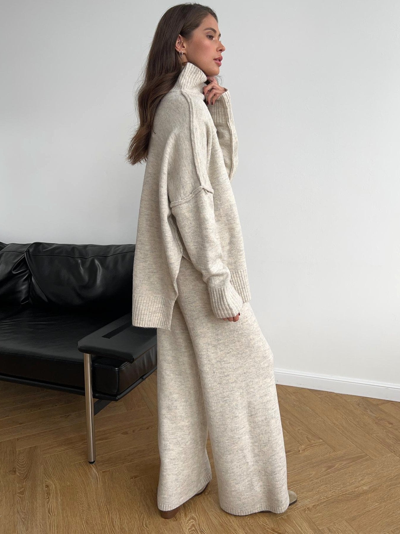 Corinne | Damski oversize'owy komplet dwuczęściowy, szeroki zestaw domowy z golfem | Rokishi | 