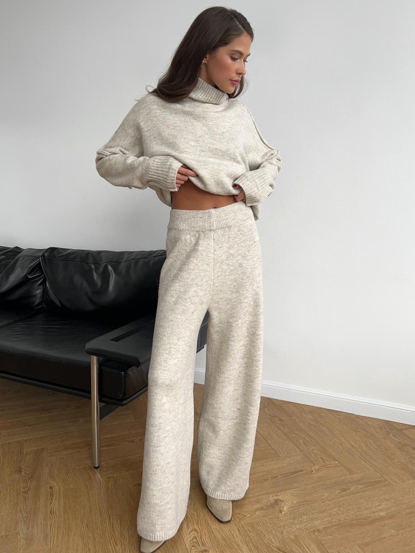 Corinne | Damski oversize'owy komplet dwuczęściowy, szeroki zestaw domowy z golfem | Rokishi | 