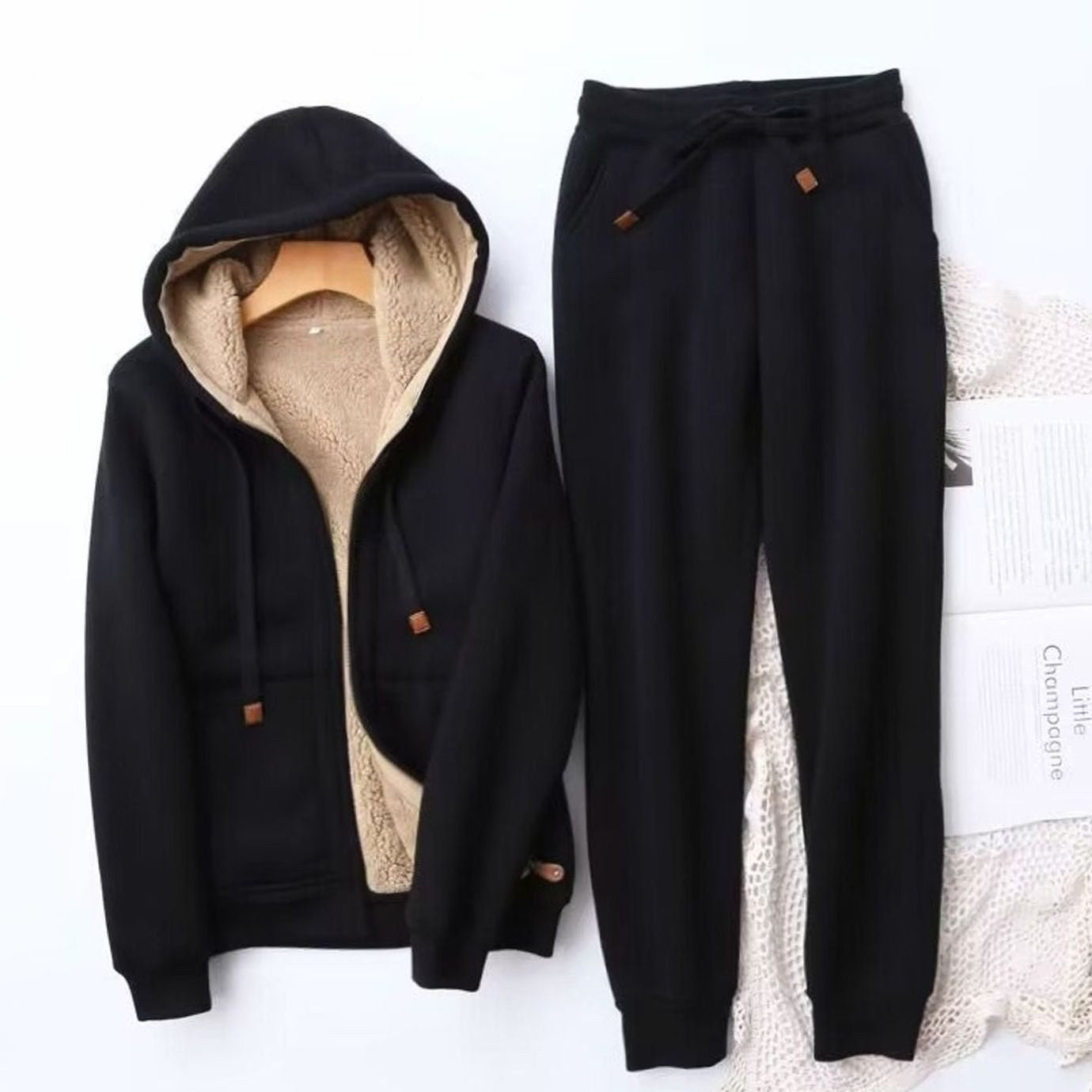 Helena | Damski dres bluza-joggery z ociepliną fleece, ciepły zestaw z bluzą z kapturem i spodniami dresowymi | Rokishi | Czarny