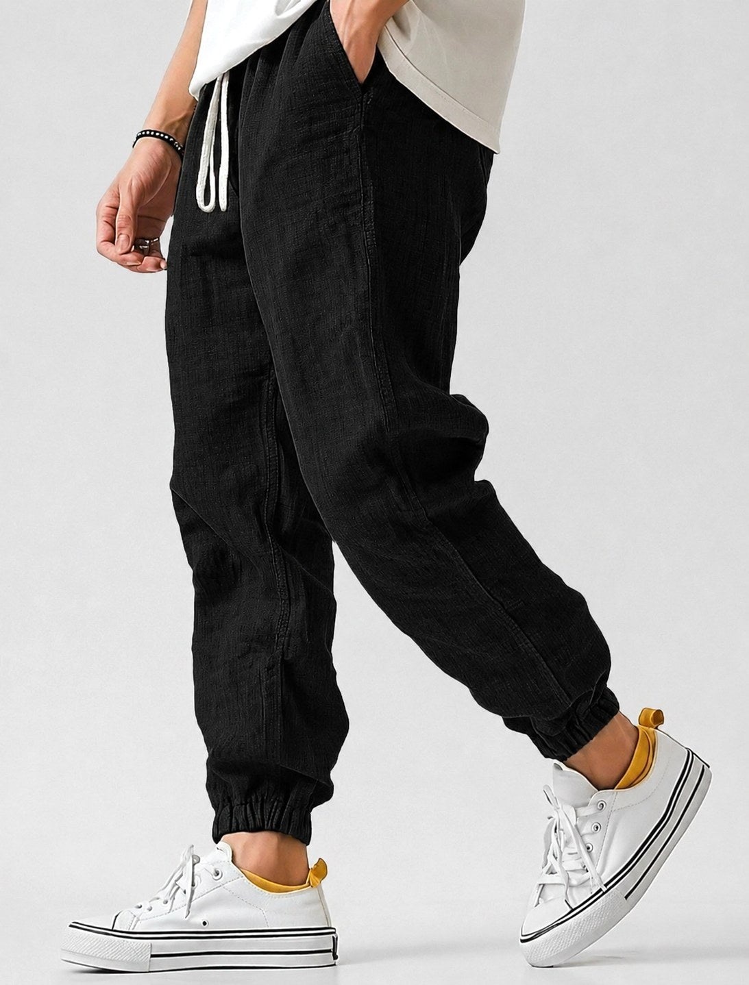 Jonas | Męskie spodnie jogger ze ściągaczem, letnie spodnie o kroju tapered | Rokishi | Czarny