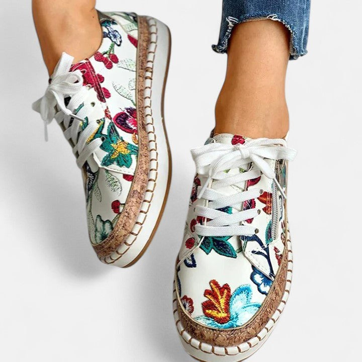 Monika | Damskie sznurowane sneakersy o niskim profilu i podeszwie o wyrazistej fakturze | Rokishi