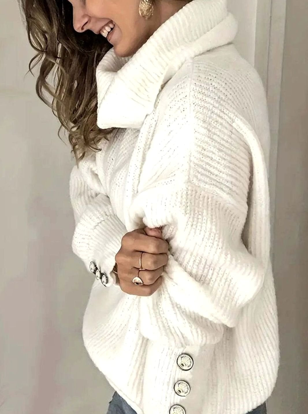 Scarlett | Damski sweter z prążkowanego splotu z kołnierzem szalowym i spinkami, strukturalny sweter | Rokishi | Biały