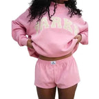 Thea | Damska dzianinowa bluza ze stójką, sweter z napisem w stylu varsity | Rokishi | Różowy