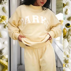 Thea | Damska dzianinowa bluza ze stójką, sweter z napisem w stylu varsity | Rokishi | Różowy