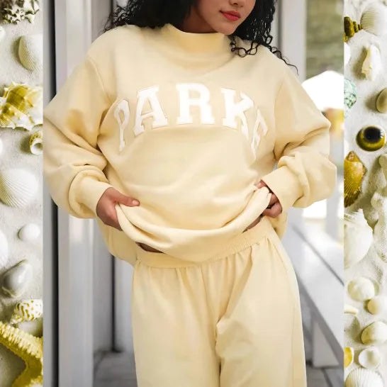 Thea | Damska dzianinowa bluza ze stójką, sweter z napisem w stylu varsity | Rokishi | Różowy