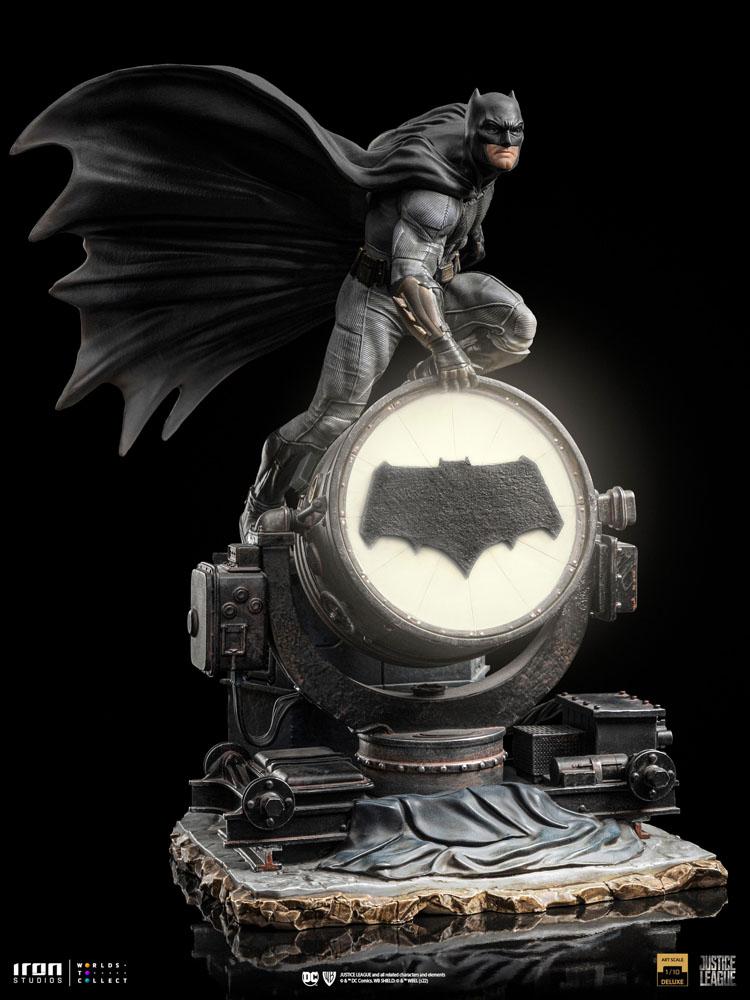 Zack Snyder&#39;s Justice League Deluxe Art Scale Statue 1/10 Batman on Batsignal 28 cm